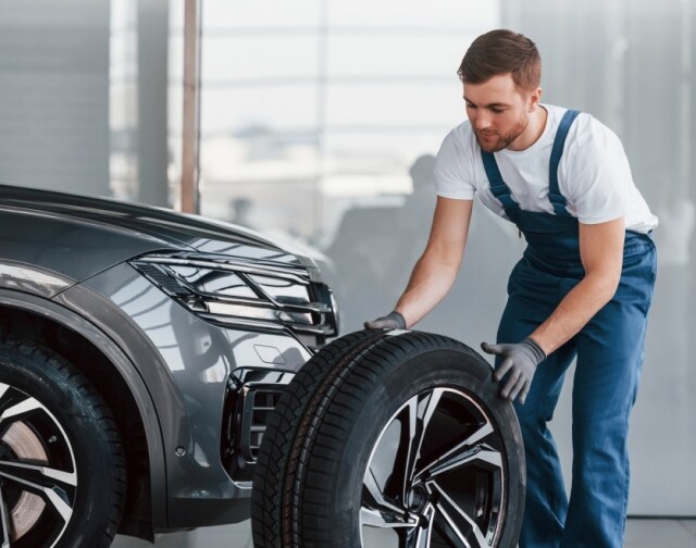 wymiana opon w aucie firmowym